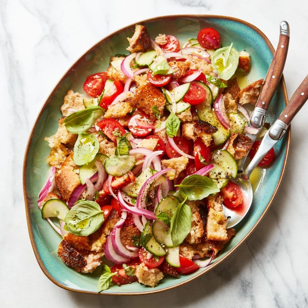 Тосканський салат Panzanella з помідорами та хлібом